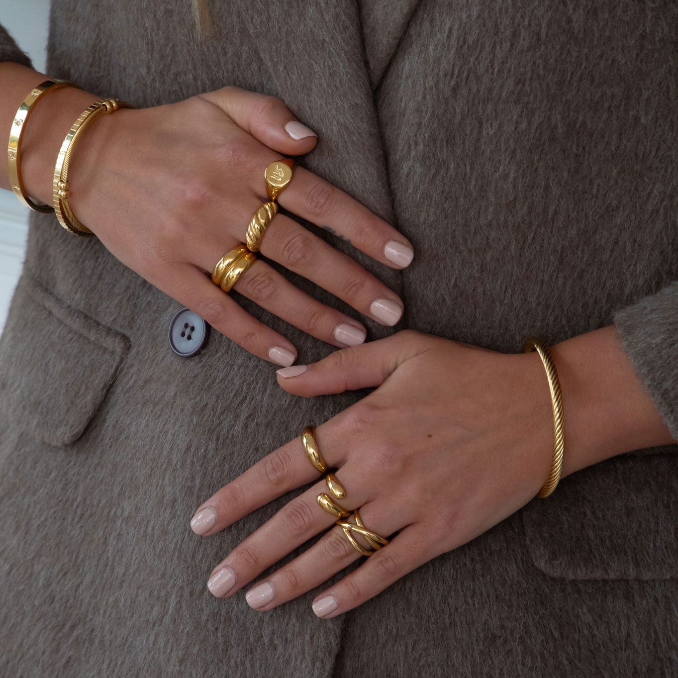Dolce Initial Signet Ring Gold